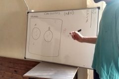 Emi explicando conceptos de matemática y programación